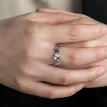 Anillo de hombre brillante con diseño abierto para banquetes.