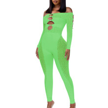 Macacão curto feminino plus size de pernas largas, manga comprida, transparente, com estampa de leopardo, botões de pérola e ombros de fora. Ideal