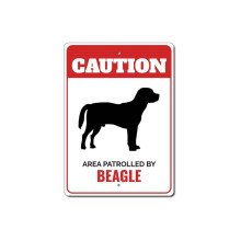 Beagle által járőrözve Figyelem Fémtábla Kennel Fajta Kutya Mancs Állat Kisállat Méret: 8x12 hüvelyk