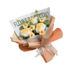 Voltooide gehaakte bloemenboeket met kunstbloemen voor een jubileum of feest (geel)
