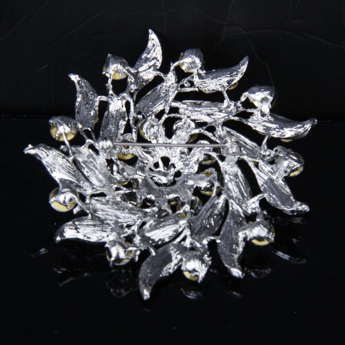 Broche de mariée ornée de strass, style fleur (argentée) 2