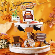 Herfstdecoratie met vogelverschrikker op een etagère, decoratie met pompoenen op een etagère in boerderijstijl, houten borden met een afbeelding