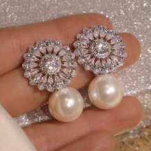 Exquisite Ohrringe mit Zirkonia und Imitationsperlen in Blumenform – ein bezaubernder Schmuck für die Braut, perfekt für Verlobung und Abendessen.