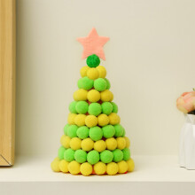 Opruiming van feestartikelen: handgemaakte kerstboomversiering, grappig cadeau, mini-kerstboom, decoratie voor op het bureau of nieuw thuis.
