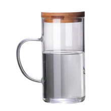 Copo de vidro individual com tampa e alça para chá, leite ou bebidas quentes ou frias.