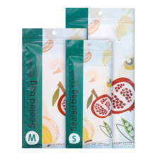 Paquete de 3 bolsas reutilizables para almacenar alimentos en el refrigerador.