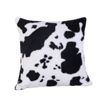 Sierkussen met koeienprint van imitatiebont, geschikt voor kussenslopen in landelijke stijl, pluizig en warm.