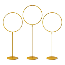 3-teiliges Set goldener Metall-Rundringe mit Ständer