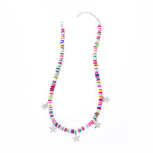 Colar com pingente de estrela de cinco pontas em lantejoulas, colorido e em estilo étnico, feito de argila polimérica.