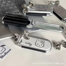 Nieuwe schattige Sanrio opvouwbare Pacha hond Hello Kitty draagbare make-upspiegel voor studenten met luchtkussenkam.