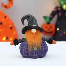Dekoracje na Halloween zgodne z ofertami Cyber Monday 2024 – spiczasty kapelusz z materiału, lalka z długą brodą, ozdoba na stół w kształcie