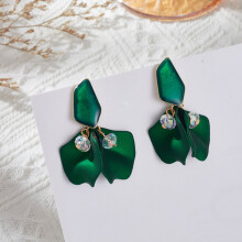 Boucles d'oreilles pendantes élégantes en émail pour femme, ornées de pétales floraux colorés, aux tons bonbon.