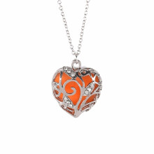 Modieuze dameshanger met uitgehold hart en strasssteentjes, een prachtig cadeau voor aan de ketting.