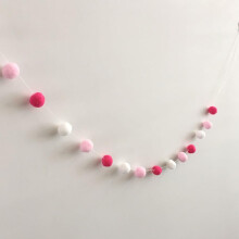 Vilten ballen als decoratie voor een meisjeskamer, haarbal, hangende hanger voor de babykamer, slinger met pompons in Scandinavische stijl,