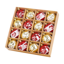 Creatieve geschenkverpakking met gouden en gekleurde kerstballen, perfect te combineren met kerstboomversieringen voor binnen- en buitenfeesten.