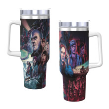 Stranger Things 1,2-Liter-Becher mit Henkel und Strohhalmdeckel, isolierter Edelstahl-Trinkbecher, Reisebecher, Becherhalter, Geschenkidee