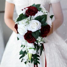 Mariée tenant des fleurs artificielles, 50 x 23 x 30 cm