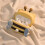 Η Bee HelloKitty εφαρμόζει προστατευτική θήκη airpodspro2ης γενιάς συμβατή με την 5