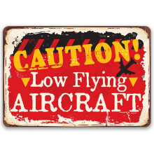 Forsiktig! Metallskilt med lavtflygende fly. Brukes innendørs/utendørs. Flott skilt for virksomheter i nærheten av flyplasser. Størrelse: 8x12