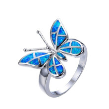 Decoratieve, mooie damesring, een elegant cadeau met strass-vlinders. Sieradenaccessoires.