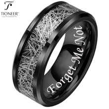 Tioneer Tungsten 8mm ring med elegant kulfiberindlæg i sort IP-finish til mænd og kvinder. Komfortpasform med gratis graveringsmuligheder.