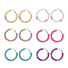 Conjunto de 6 pares de brincos de argola com contas de argila polimérica, contas de vinil em formato de disco e brincos de pino com círculo aberto.