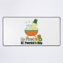 Een NIEUWE Mijn Eerste St. Patrick's Day-viering. Schattige rubberen eend kabouter die in bad gaat bureaumat.
