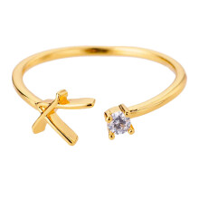 Gouden gepersonaliseerde ring met strass-steentjes en initialen. Sieraden met een open ring met initialen en diamanten, perfect voor vrouwen.