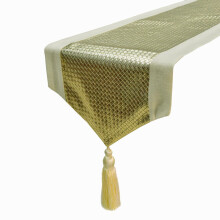 Camino de mesa decorativo HomeCentric color dorado, 35,5 x 91,5 cm, piel sintética metálica y texturizada, diseño moderno tipo patchwork.