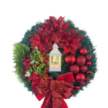 Grote, verlichte rode kunstkerstkrans voor de voordeur, met strik, bessen en ballen, verwelkt niet, raamdecoratie voor thuis
