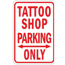 Metalen waarschuwingsbord voor een tattooshop met de tekst "Alleen parkeren bij een tattooshop". Ook geschikt als muursticker of poortsticker.