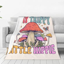 Stay Trippy Little Hippie Mushroom Quotes Ultra-blødt mikroflaneltæppe, 80"x60", til seng, sofa, alle årstider