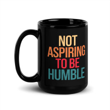 Mug noir brillant avec citation inspirante : « Je ne cherche pas à être humble » (44 cl)