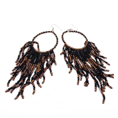 Brincos longos com pingentes de borla, estilo boho, para mulheres elegantes.