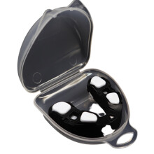 Protectores bucales Cooll Durable ElasticSport con estuche, negro y blanco.