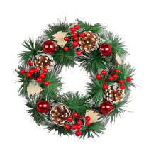 Kerstkrans met rode bessen en dennenappels, decoratie voor binnen en buiten, voor de voordeur, winterse kerstversiering