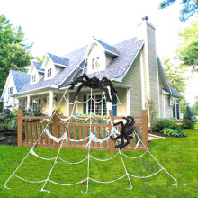 Groot spinnenweb van 5 meter voor Halloween met 2 gigantische zwarte harige nepspinnen (84 x 117 cm) voor buiten, spookhuis, feest en