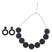 Conjunto de pendientes y collar con temática de los años 50. Pendientes de lunares blancos y negros. Accesorios para disfraces. Conjunto de
