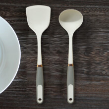 Conjunto FloHua de 2 peças em silicone: espátula e concha para sopa com anel banhado a ouro, antiaderente, próprio para alimentos.