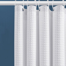 Cortina de ducha blanca de 182 x 182 cm (72" x 72"), tejido gofrado de primera calidad, repelente al agua y lavable a máquina. Incluye 12 ganchos de