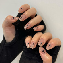 Unghie finte in gel color nude medio, unghie finte in acrilico con stelle nere e strass, kit di unghie finte lucide e brillanti