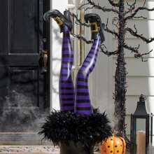 Jambes de sorcière maléfique d'Halloween, pieds de sorcier à l'envers avec piquet en forme de botte, décoration pour jardin.
