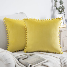 Fundas de cojín decorativas Phantoscope Silky Velvet Series con pompones, ideales para sofá o sillón, 45 x 45 cm, color amarillo, paquete de 2.