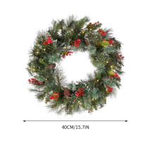 Des couronnes de pommes de pin rouges sont accrochées aux portes et aux murs pour la décoration intérieure de Noël