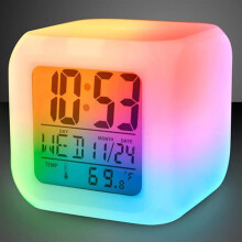 Mini réveil numérique LED cubique avec lumières colorées, plusieurs modes et effet lumineux, fonctionne sur piles, compatible avec la chambre, le