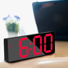 Digitaalinen herätyskello, paristokäyttöinen, ei tikittävä, torkkutoiminnolla, kirkkaus säädettävissä, lämpötila, päivämäärä ja aika,