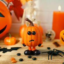 Halloweenské dýňové dekorace Honeeladyy, pryskyřičná soška dýně se strašidelnými výrazy, kompatibilní s podzimním stolem, psacím