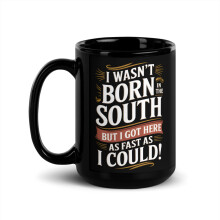 Mug noir brillant avec citation du Sud : « Je ne suis pas né dans le Sud, mais j’y suis arrivé aussi vite que possible » (44 cl)