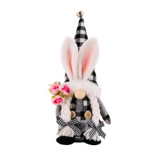 Bambola coniglietto pasquale Hesroicy con campanellino, orecchie lunghe, naso grande, barba folta, design a quadri bianchi e neri, peluche da