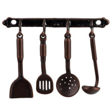 Étagère de cuisine avec ustensiles, échelle miniature